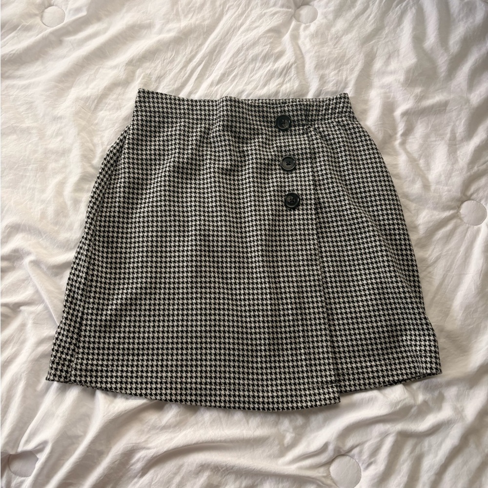 Vylette Black and White houndstooth Mini Skirt - Small, button details